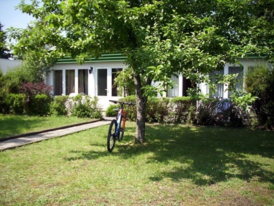 Mountainbike vor einem Bungalow